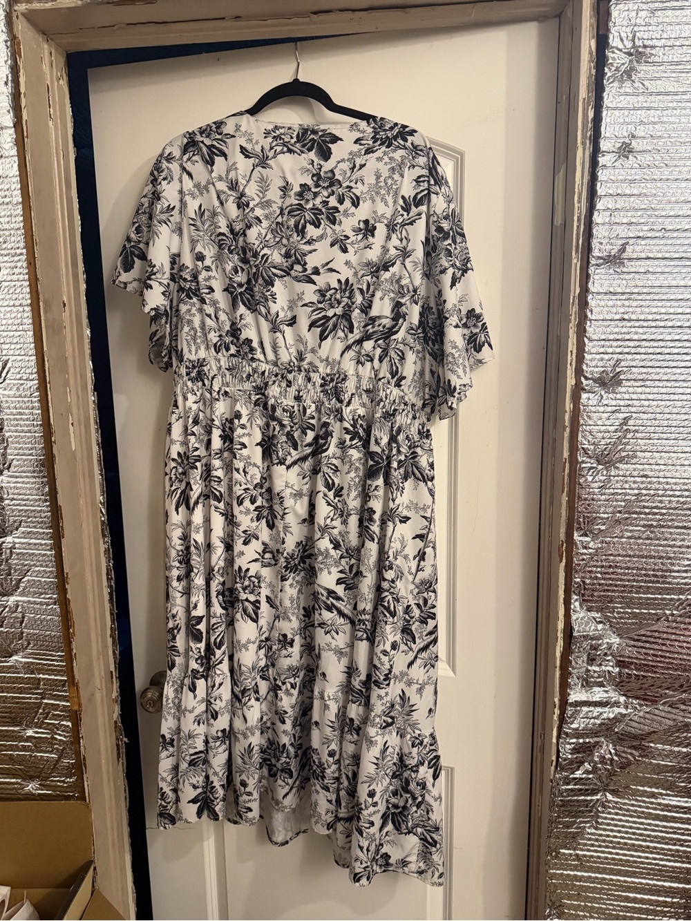 Women's Black & White Floral V-Neck Elastic Waist Dress - Picture 2 of 2